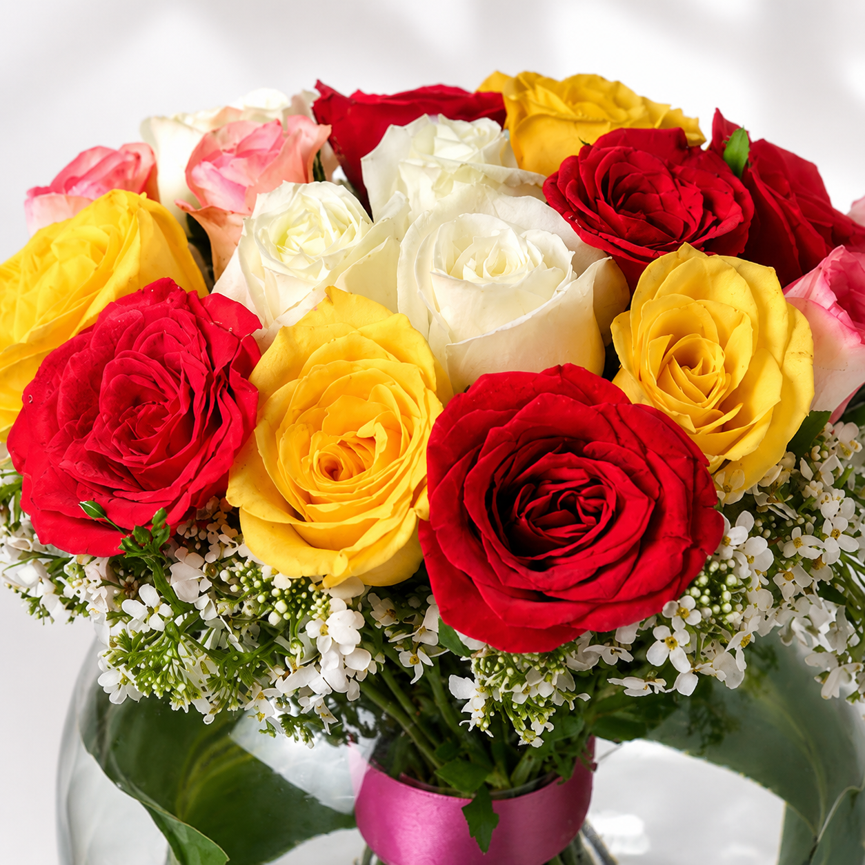 Mixed Rose Bouquet – 20 Premium Roses in Glass Vase