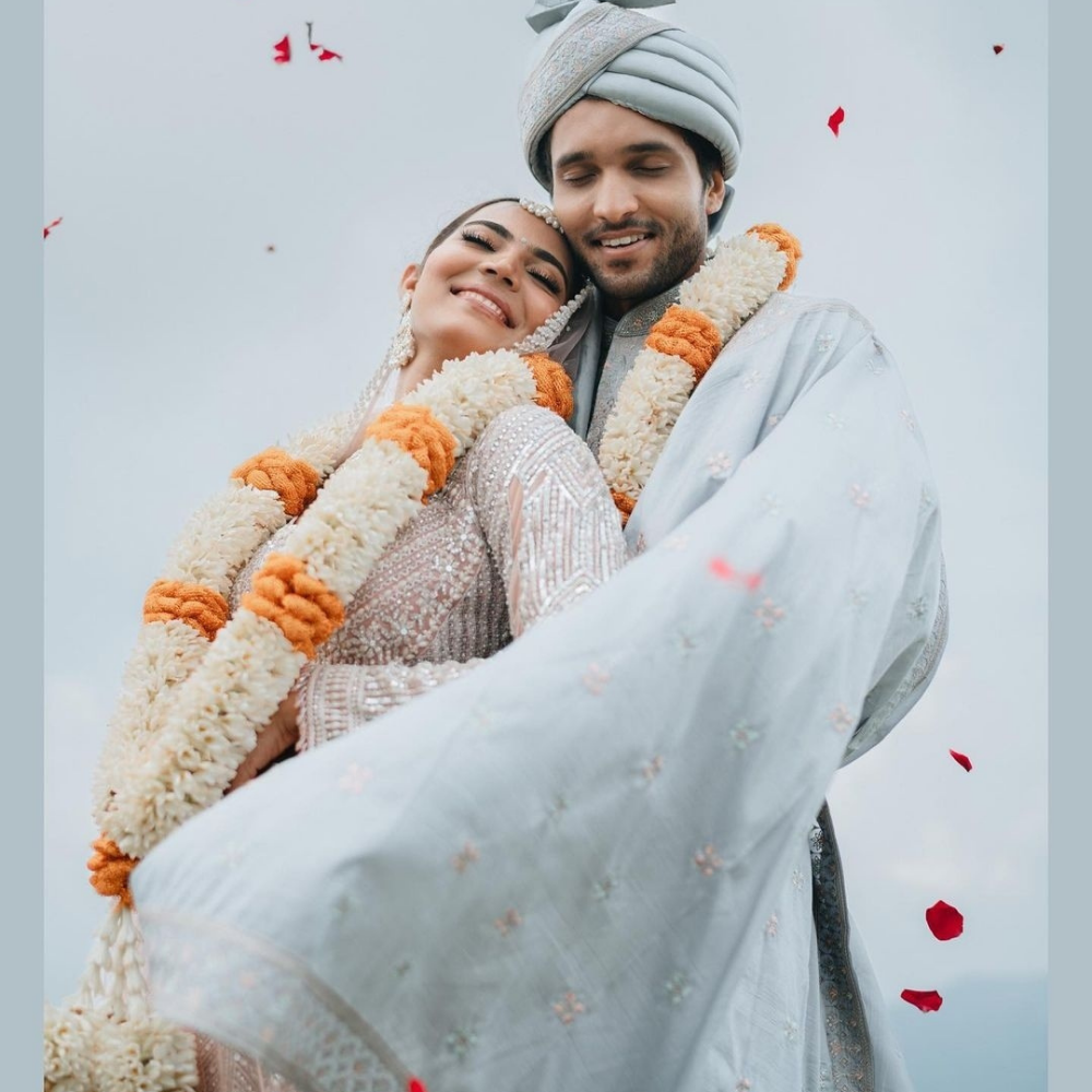 Rajnigandha Wedding Garland  - Traditional Floral Design