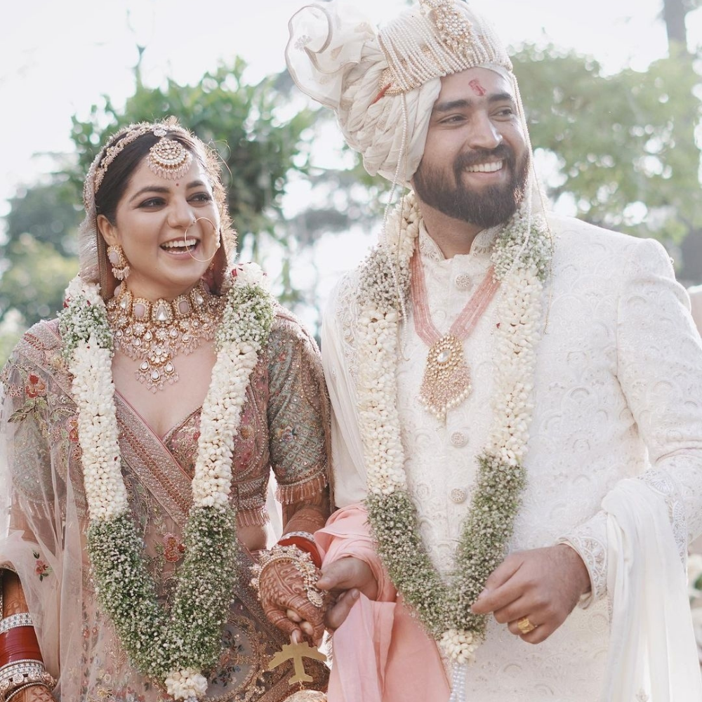 Jasmine and Baby’s Breath Wedding Garland - Handcrafted Floral Haar