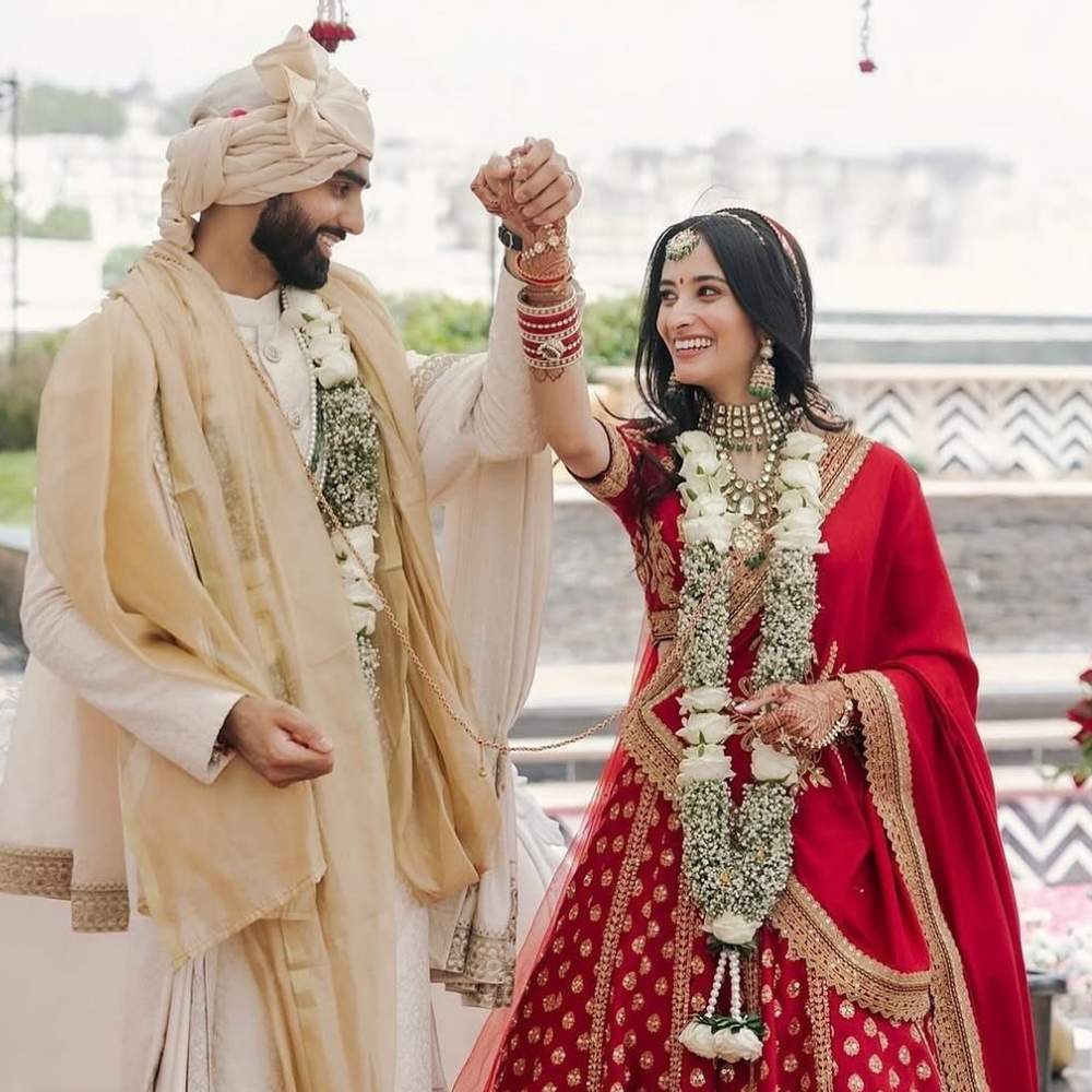 Handcrafted White Rose and Baby’s Breath Wedding Garland - Elegant Floral Haar