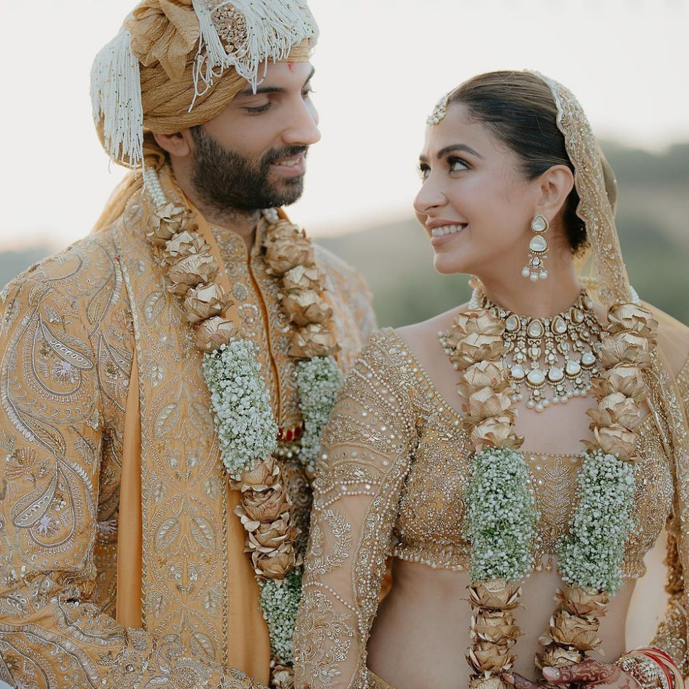Golden Rose and Baby’s Breath Wedding Garland - Handcrafted Royal Floral Haar